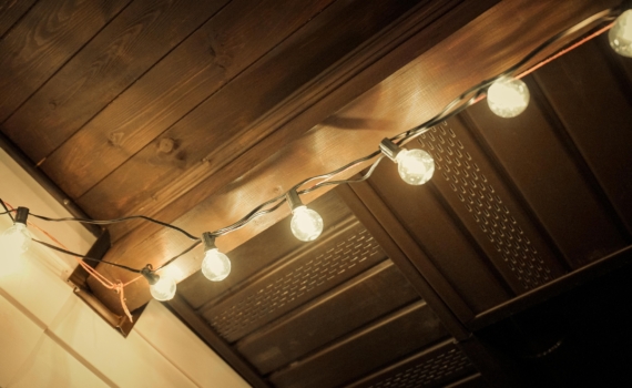 Темнота — не помеха: 5 безопасных и практичных альтернатив свечам, когда нет света Темнота — не помеха: 5 безопасных и практичных альтернатив свечам, когда нет света