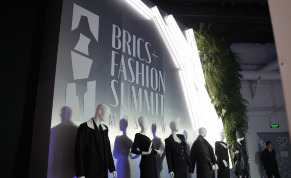 4 вида меховых брелоков для сумок: тренд зимы 2025-2026 — стильно и необычно 4 вида меховых брелоков для сумок: тренд зимы 2025-2026 — стильно и необычно